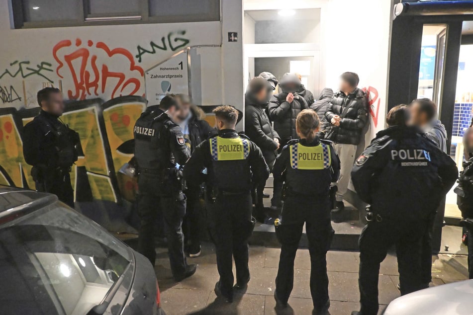 Am Freitagabend rückten Einsatzkräfte zu Durchsuchungen in Hamburg aus.