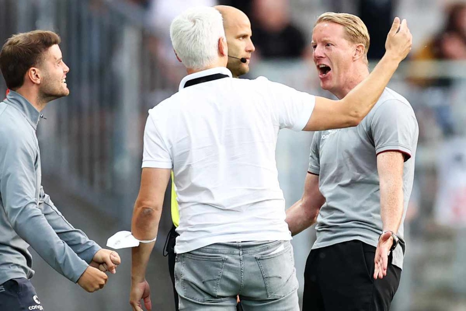 St.-Pauli-Trainer Timo Schultz (42, rechts) jubelt nach Abpfiff mit Sport-Chef Andreas Bornemann (49, Mitte) und Co-Trianer Fabian Hürzeler (28) über den Derby-Sieg.