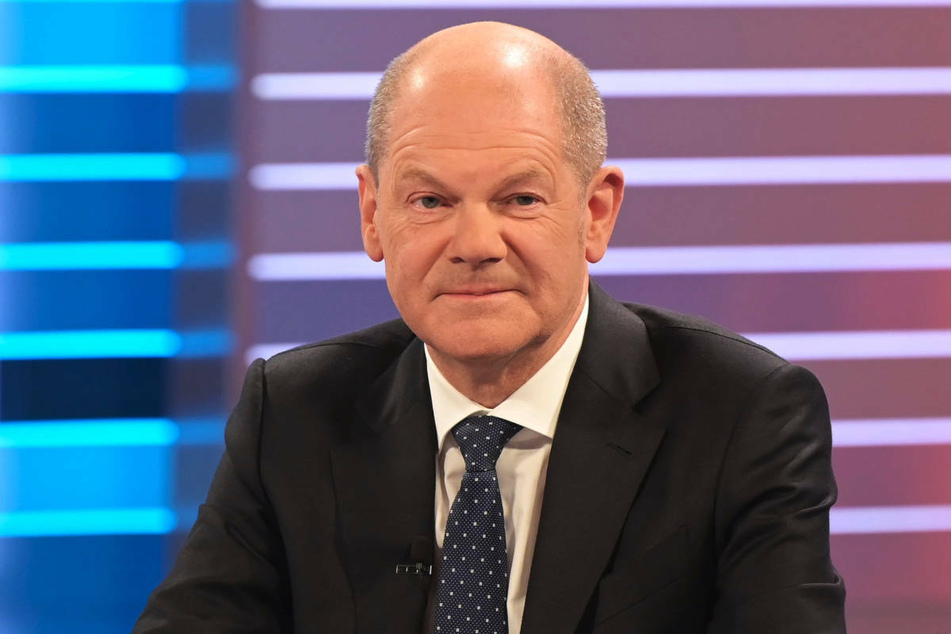 Olaf Scholz (63, SPD) sitzt in einem Wahlstudio des ZDF. Der SPD-Kanzlerkandidat hat einem Treffen mit Klimaaktivisten zugestimmt, die vor der Wahl in einen Hungerstreik getreten waren.