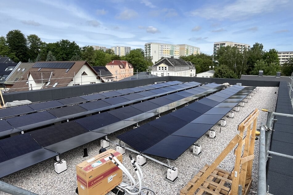 Auf dem Flachdach des Neubaus werden Solarpanel angebracht.