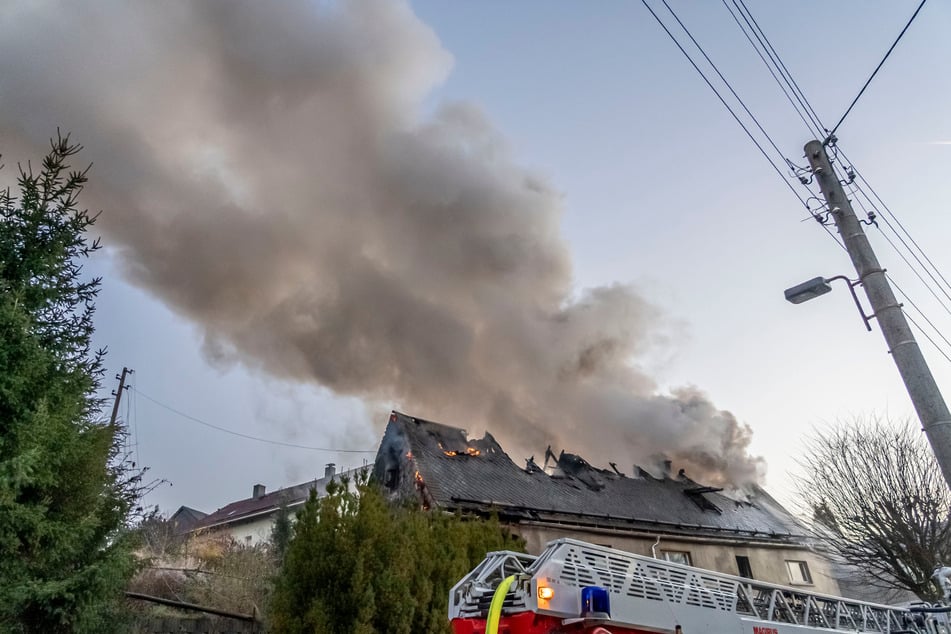 In Lichtenhain bei Sebnitz ist am Buß- und Bettag der Dachstuhl eines Wohnhauses abgebrannt.