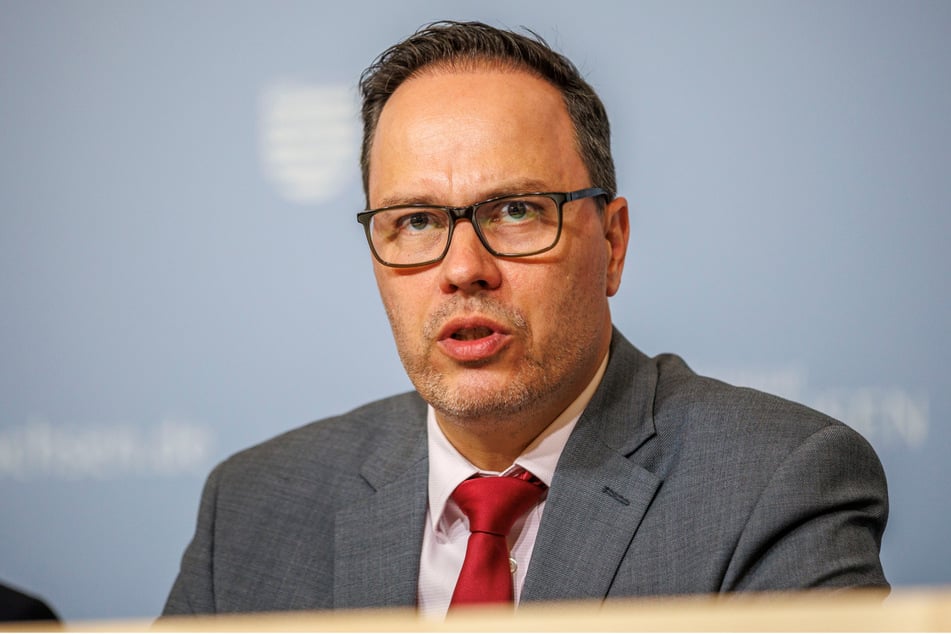 "Die Milliarden müssen auch hier ausgegeben werden", fordert Sachsens Wirtschaftsminister Dirk Panter (52, SPD).