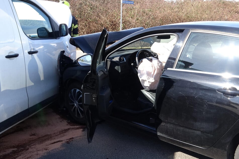 Bei einem der Fahrzeuge löst der Airbag aus.