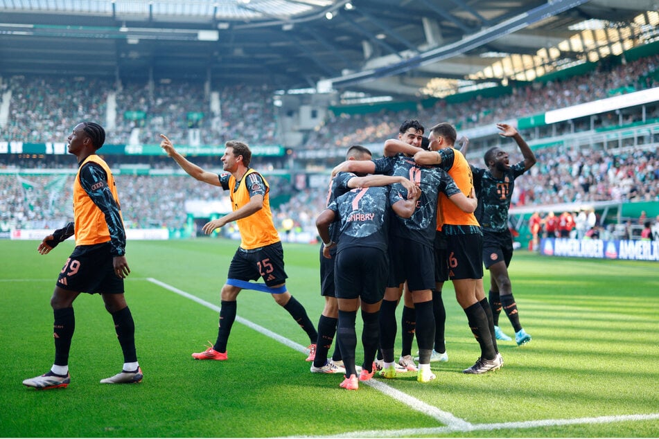 Die Akteure des FC Bayern München bejubeln Kanes Treffer zum zwischenzeitlichen 3:0.