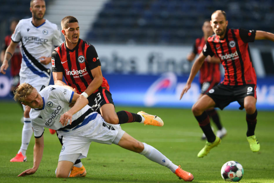Bas Dost (r.), André Silva (2.v.r.) und der gesamte nEintracht-Offensive fehlte es gegen Arminia Bielefeld an Effizienz.