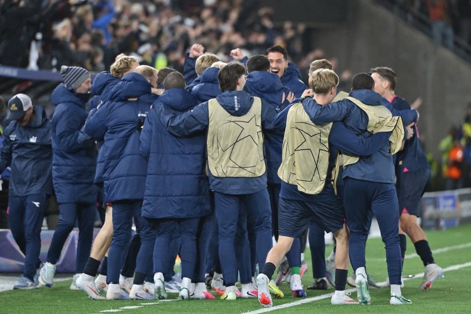 Viking Stavanger jubelt über die Führung gegen die Bayern.