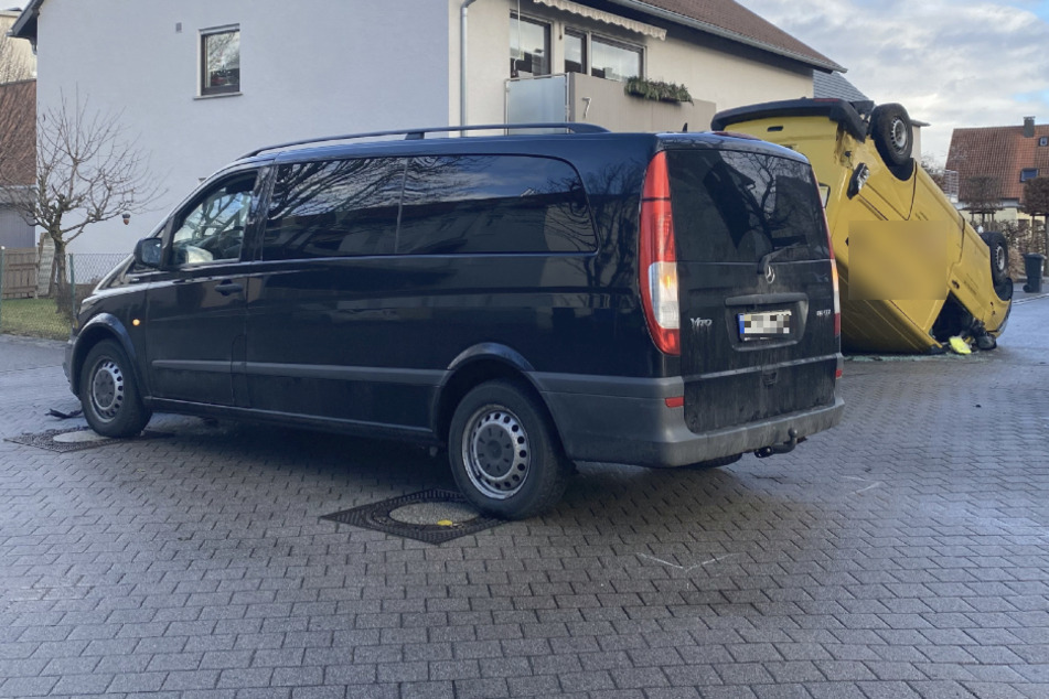Transporter liegt nach Crash auf dem Dach: Frau schwer verletzt