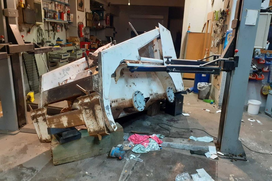 Der Bagger ist von einer Arbeitsbühne gestürzt und hat einen Mann unter sich eingeklemmt.