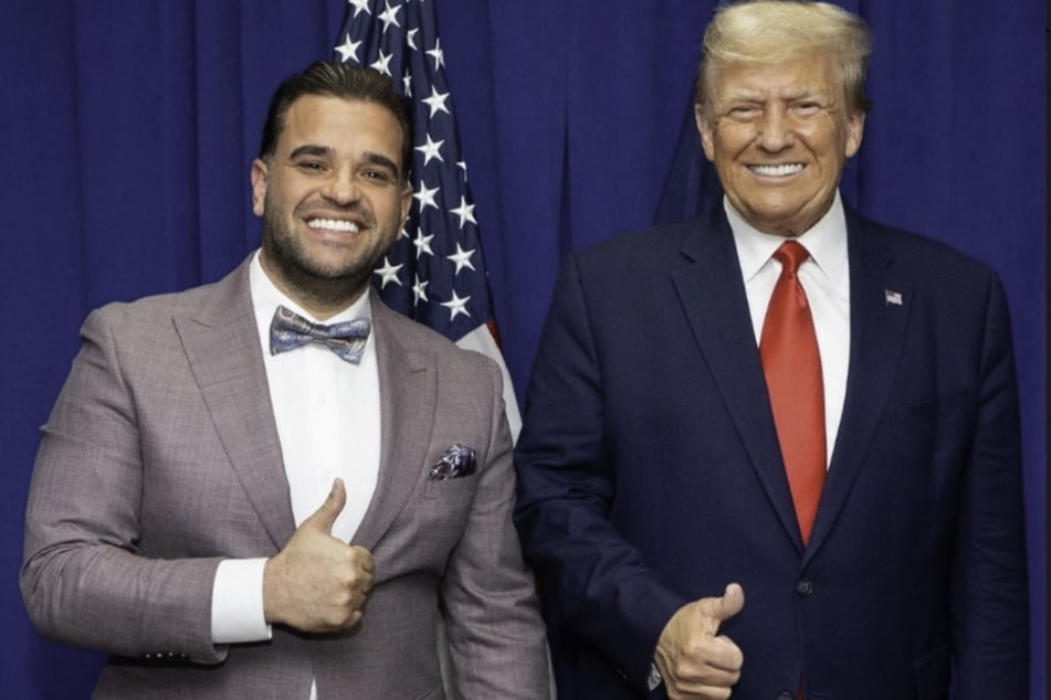President Donald Trump (r.) has named marijuana entrepreneur Mark Savaya as the US special envoy to Iraq.