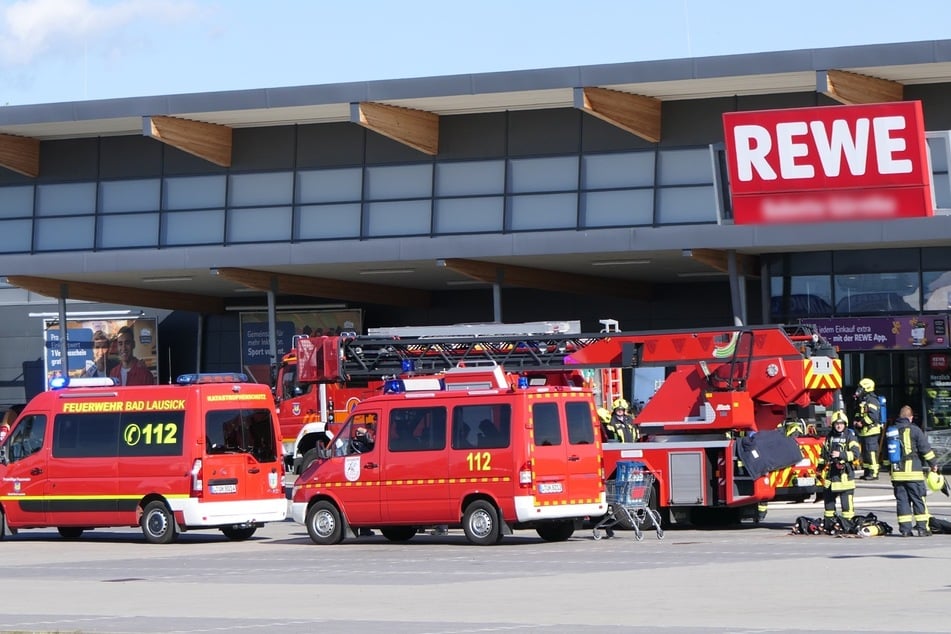 Die Freiwillige Feuerwehr eilte zum betroffenen Supermarkt.