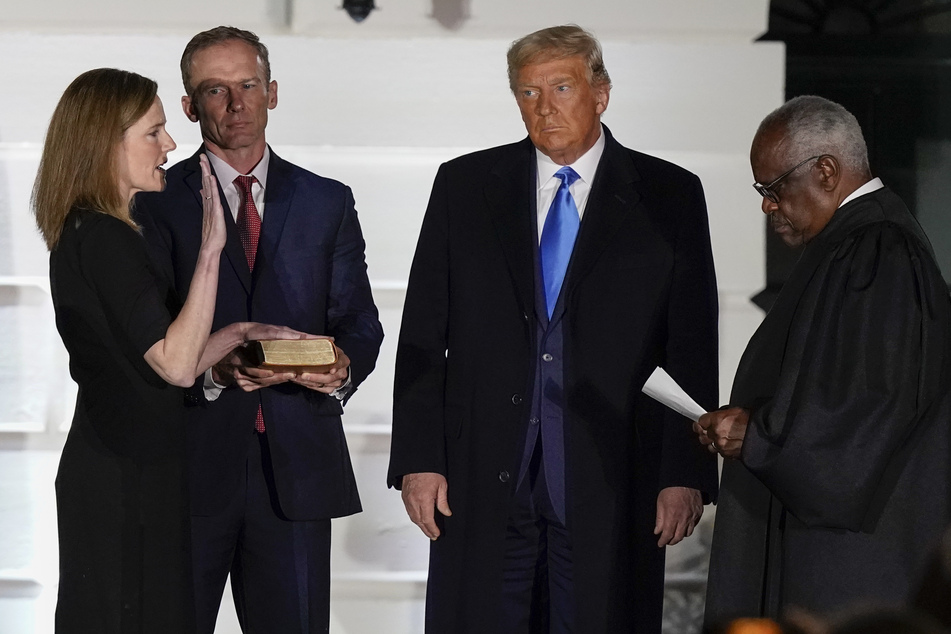 Juristin Amy Coney Barrett legt gegenüber Clarence Thomas (r.), Richter des Obersten Gerichtshofs, einen Eid ab.
