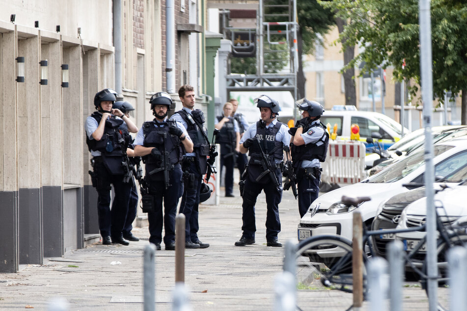 Zahlreiche stark bewaffnete Polizisten sicherten den Tatort ab.