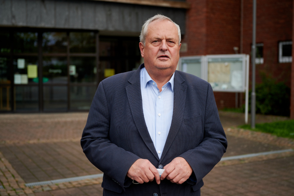 Willi Linkens, Bürgermeister von Baesweiler (67, CDU), steht vor dem Rathaus. Die Sieben-Tage-Inzidenz liegt in diesem Ort zur Zeit bei 321.