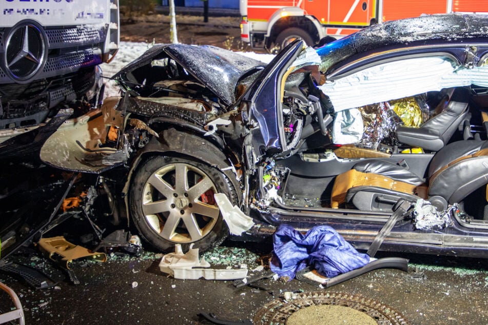 Ein Schwerverletzter in Fulda: Lastwagen kracht frontal in Audi