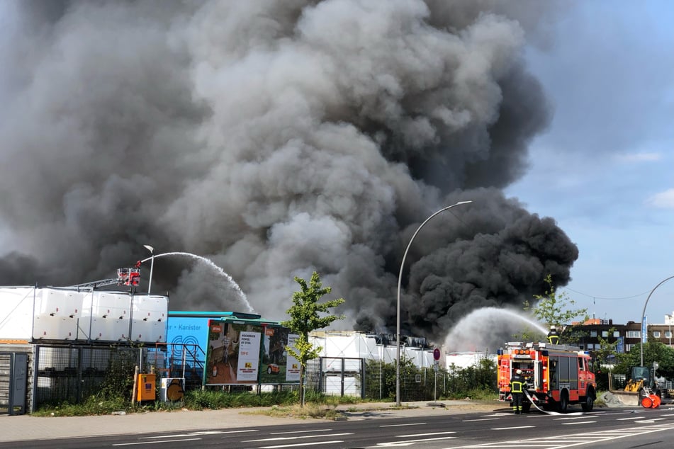 Am heutigen Dienstag brannte eine Lagerhalle in Hamburg-Billbrook.