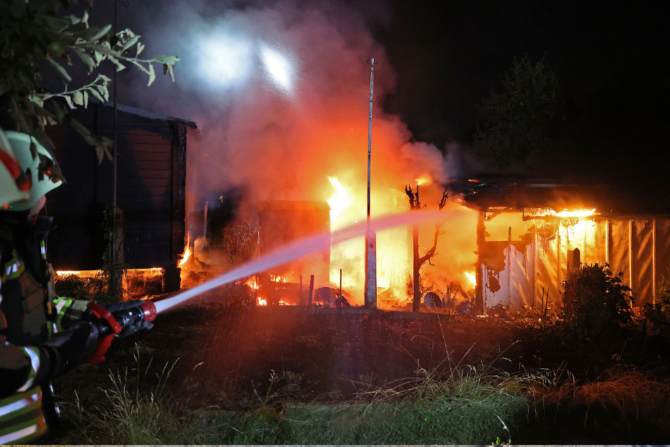 Zwei Gartenhäuser in der Anlage "Am Lerchengrund" brannten Mittwochnacht lichterloh.