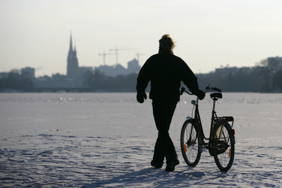 Mit dem Fahrrad über die zugefrorene Außenalster: Das war am 5. Februar 2012 möglich. Inzwischen ist Frost Mangelware.