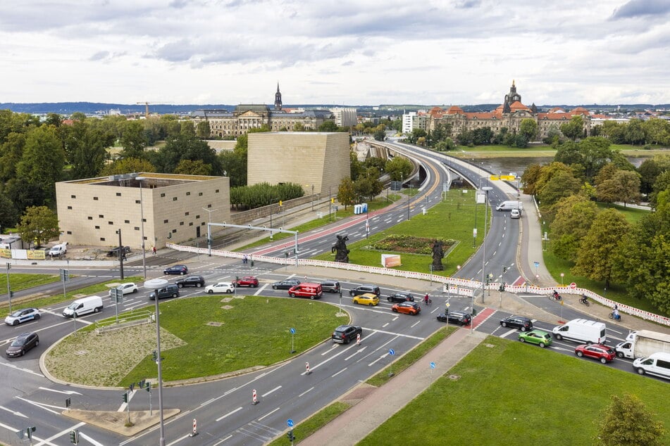 Sorgen für zusätzliche Behinderungen: Auch die Ampeln nahe des gesperrten Brückenkopfes auf der Altstädter Seite sollten schnellstmöglich an die neue Verkehrslage angepasst werden.