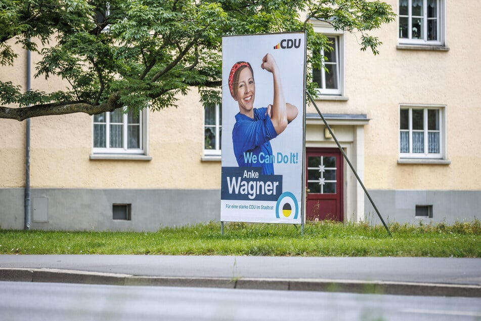 An der Lommatzscher Straße in Mickten (Wahlkreis Pieschen) posiert mit Anke Wagner (41) fälschlicherweise die CDU-Spitzenkandidatin für Cotta.