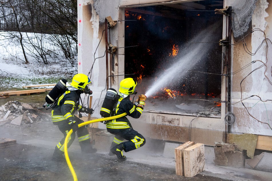 Feuerwehreinsätze in München: Feuerwehrleute bei einem Löschtraining an der Technischen Universität.