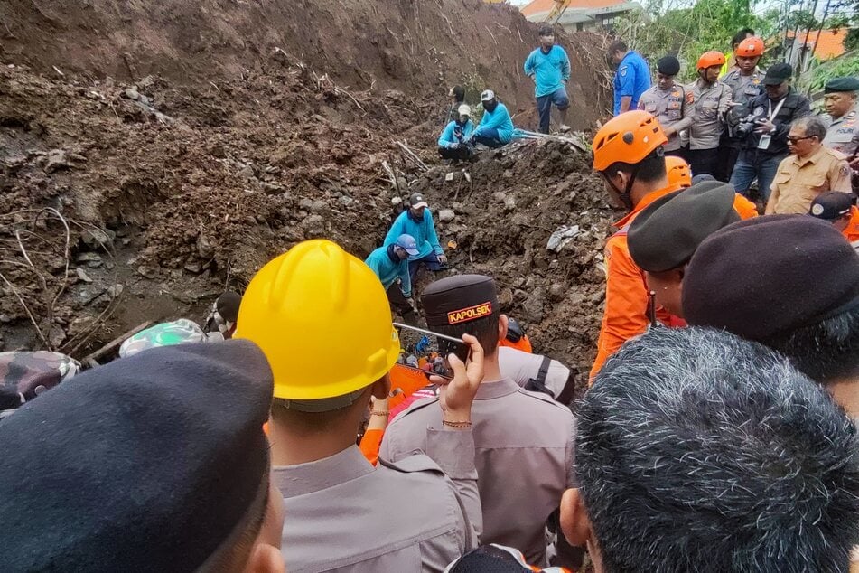 Bei zwei Erdrutschen auf der indonesischen Urlaubsinsel Bali sind mindestens acht Menschen ums Leben gekommen.