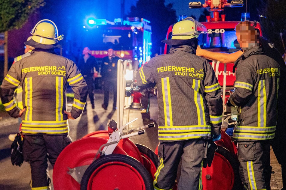 Alarm im osthessischen Schlitz: Am Donnerstagabend brannte eine Wohnung lichterloh, die Feuerwehr rückte mit 55 Einsatzkräften aus.