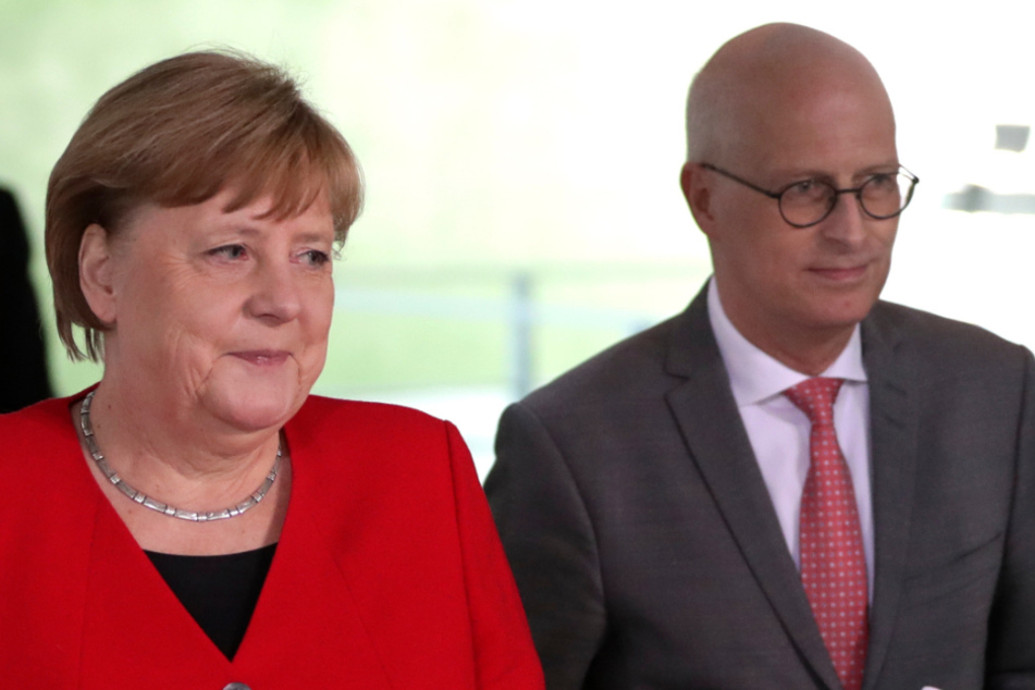 Bundeskanzlerin Angela Merkel (CDU, l) und Peter Tschentscher (SPD), erster Bürgermeister von Hamburg, kurz vor der Pressekonferenz.