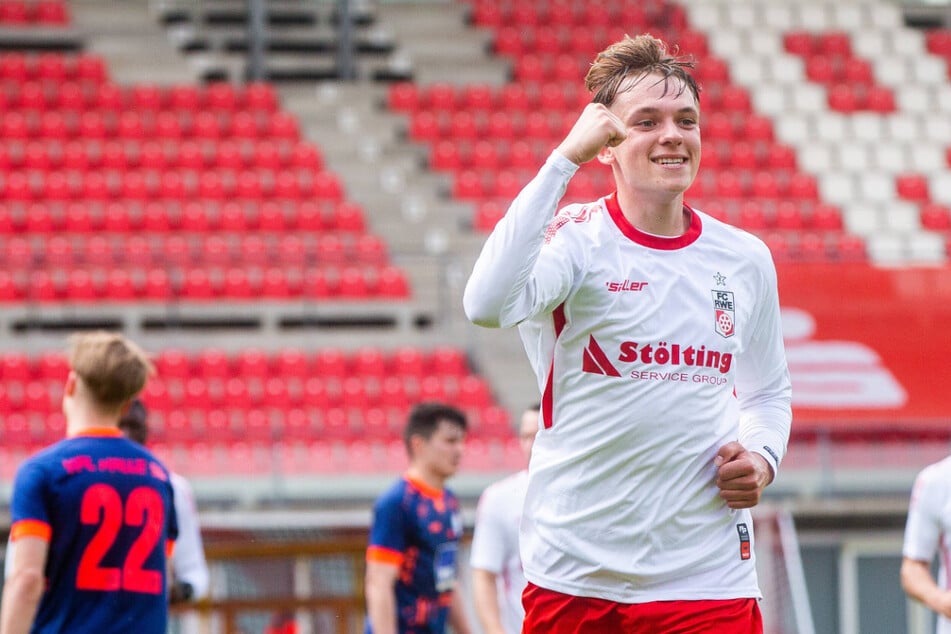 Til Linus Schwarz (22) wird auch in Zukunft das Trikot des FC Rot-Weiß Erfurt tragen.