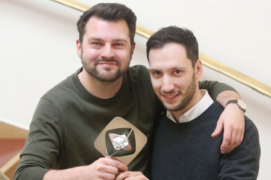 Schlecky Silberstein (l.), Produzent, und David Steinberger, Chefautor, zeigen den Grimme-Preis für Bohemian Browser Ballett bei der Bekanntgabe der Auszeichnungen.