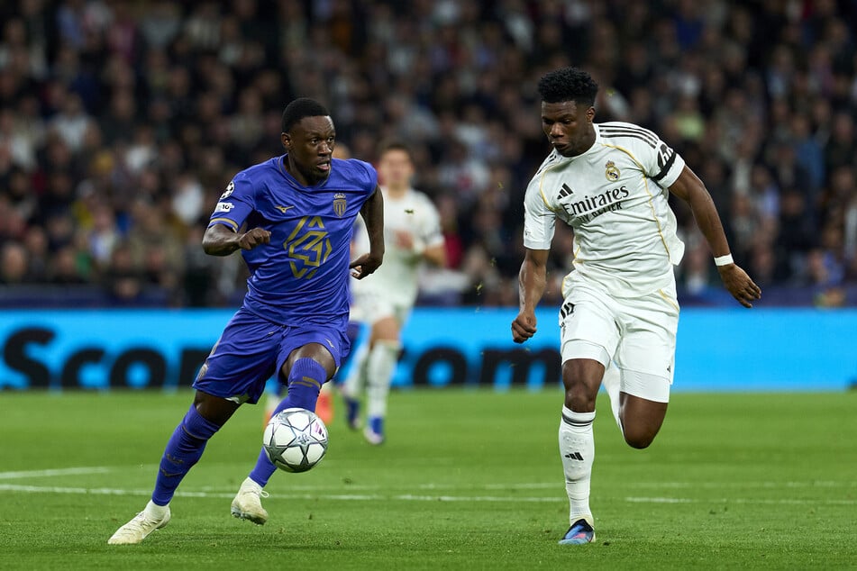 Aurélien Tchouaméni (r.) soll mit der harten Gangart seines Kollegen Federico Valverde gar nicht einverstanden gewesen sein.