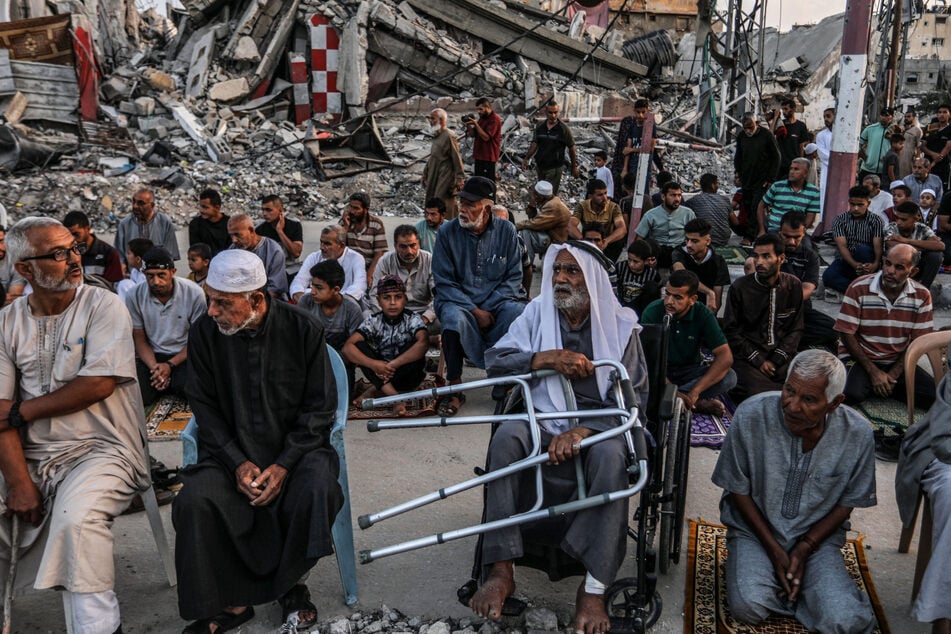 Palästinenser verrichten das Eid al-Adha-Gebet neben den von israelischen Kampfflugzeugen zerstörten Häusern in der Stadt Khan Yunis im südlichen Gaza-Streifen.