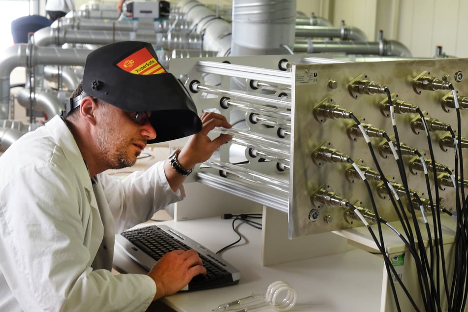 Eric Schulze von der Firma NEL bereitet im Labor die technischen Anlagen für den nächsten Versuch vor.