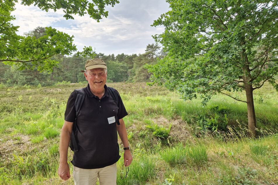 Wolfgang Korndörfer, 1. Vorsitzender des Fördervereins Himmelmoor e. V., gehörte zu den Experten, die an der Führung durch das Schnaakenmoor teilnahmen. "Wir wollen uns informieren und austauschen, allein die Vegetation ist hier eine ganze andere als bei uns im Himmelmoor", sagte er gegenüber TAG24.