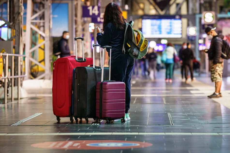 Reisende warten am Hauptbahnhof Frankfurt auf den nächsten Zug. Laut Ankündigung der GDL soll der Streik Dienstagfrüh um 2 Uhr enden.