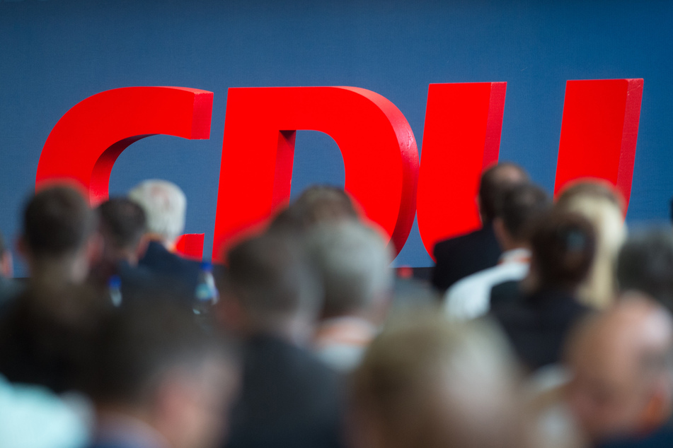Der für den 4. Dezember 2020 geplante Präsenzparteitag der CDU zur Wahl eines neuen Parteivorsitzenden ist vom Tisch. Das erfuhr die Deutsche Presse-Agentur am Sonntagabend (25.10.2020) nach gut fünfstündigen Beratungen der engsten Parteispitze in Berlin.