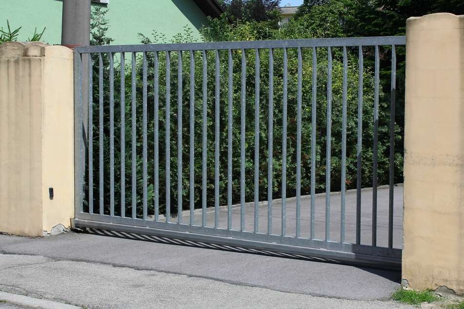 Als er eine Toreinfahrt schließen wollte, kam einem Mann (69) dessen Auto entgegen gerollt. (Symbolbild)