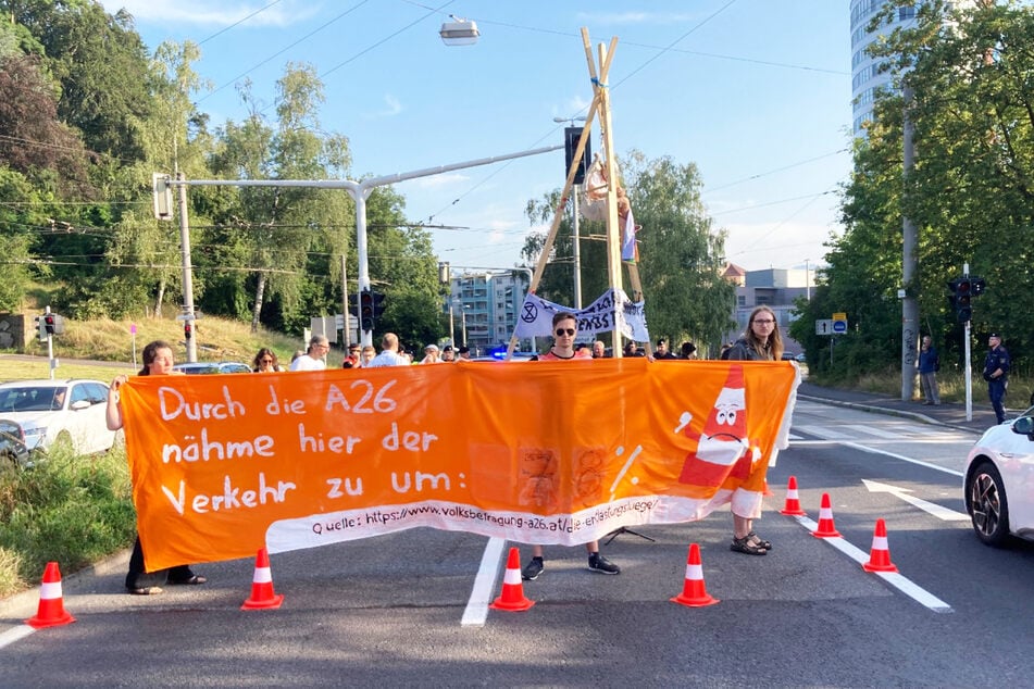 Würde die Autobahn zu Ende gebaut werden, gäbe es auf der Waldeggstraße 78 Prozent mehr Verkehr, befürchten die Klimaschützer.