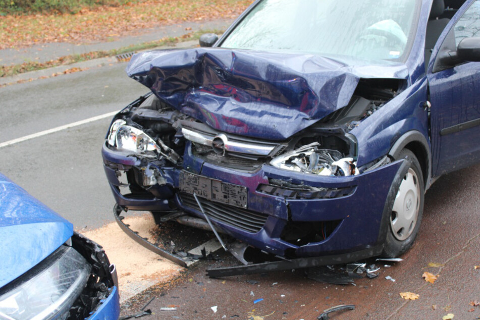 Der Opel des 54-Jährigen wurde durch den Unfall massiv beschädigt.