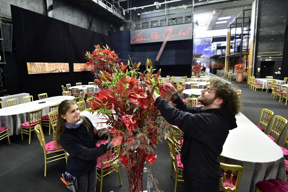 Ronja Pütz (20) und André Paul Hußner (25) vom Gartenfachmarkt Richter arrangieren die Blumengestecke.