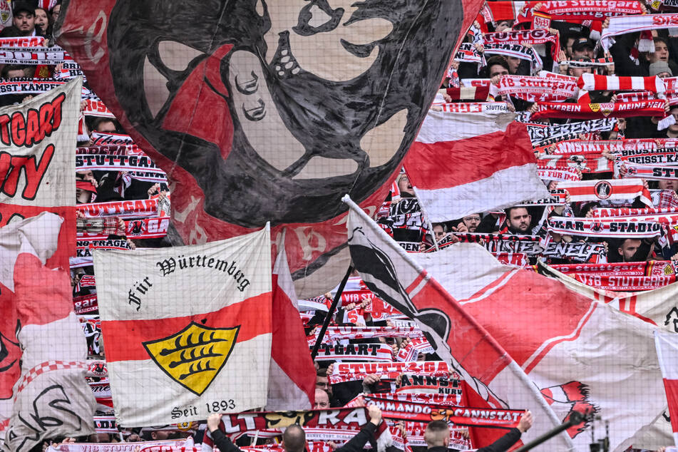 Fans des VfB Stuttgart mit Schals und Fahnen. Nach Ansicht vieler Fans soll das VfB-Präsidium zurücktreten.