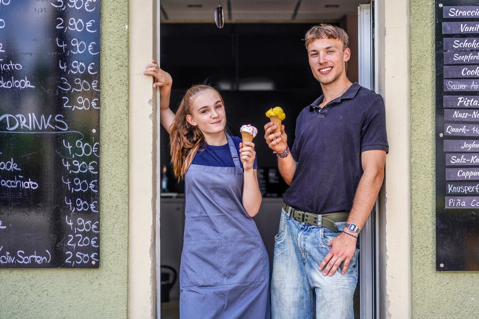 Eisverkäufer Sidonie Vogelsang (16) und Tom Joe Richter (21) von "Café Hannelore" lieben die verrückten Kreationen ihres Chefs Michael Pfeiffer.