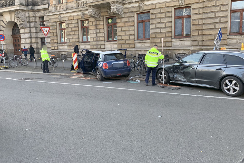 Vor der Hochschule für Musik und Theater (HMT) am Dittrichring ist es am Dienstagmorgen zu einem schweren Unfall gekommen.