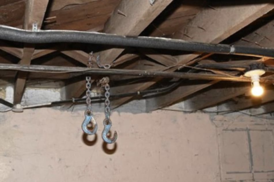 Das Grauen soll im Keller stattgefunden haben, wo David die Mädchen an Stangen kettete.
