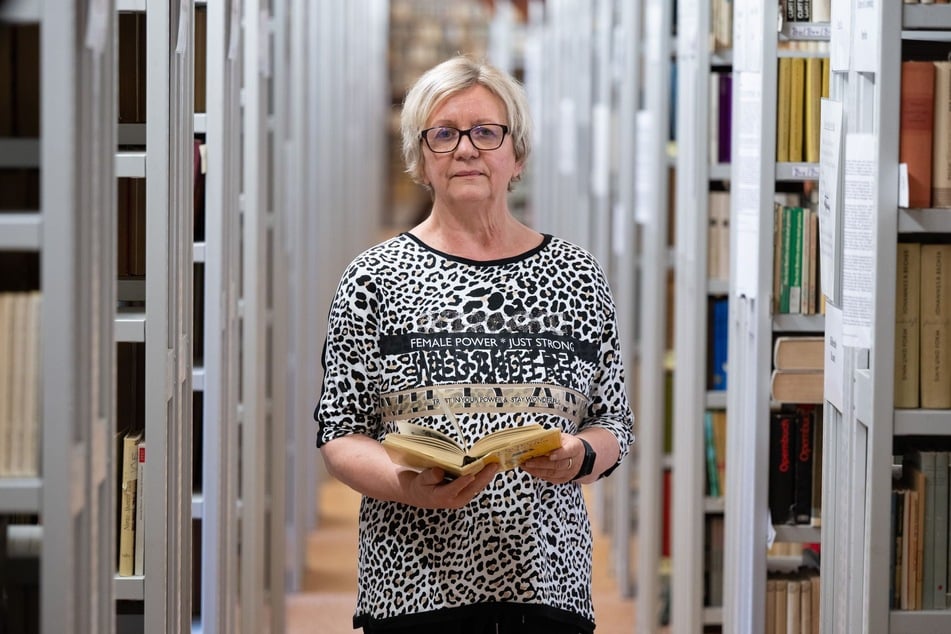 Cornelia Brenner-Sodann wird in der DDR-Bibliothek ihres verstorbenen Mannes von Geldsorgen geplagt.