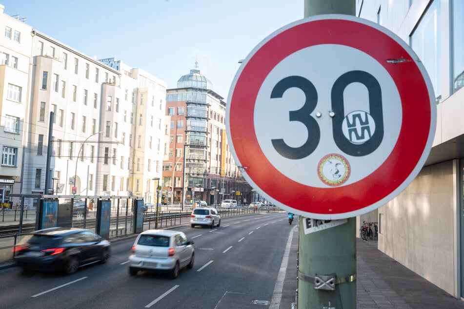 Die Stadt Köln richtet zum 25. August eine Tempo-30-Zone auf der Luxemburger Straße in der Innenstadt ein. (Symbolbild)