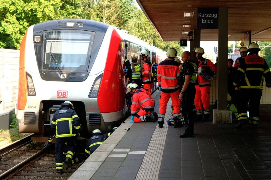 Mann stolpert in Bahnhof und wird von Zug erfasst: Tot!