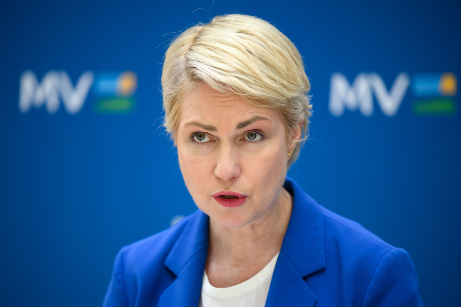 Manuela Schwesig (49, SPD), Ministerpräsidentin von Mecklenburg-Vorpommern, erkrankte 2019 an Brustkrebs, im Mai 2020 teilte sie mit, geheilt zu sein. Im Frühjahr 2022 unterzog sie sich einer erneuten Operation.