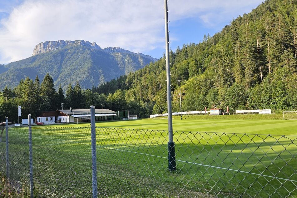 Traumhaft schön: Das Bergmassiv im Hintergrund des Sportplatzes.