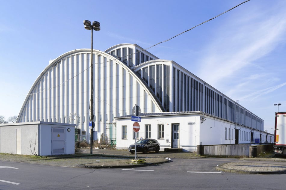 Der mutmaßliche Kupferdieb (27) hatte sich in einer leerstehenden Halle auf dem Gelände des ehemaligen Kölner Großmarkts in Raderberg versteckt. (Archivbild)