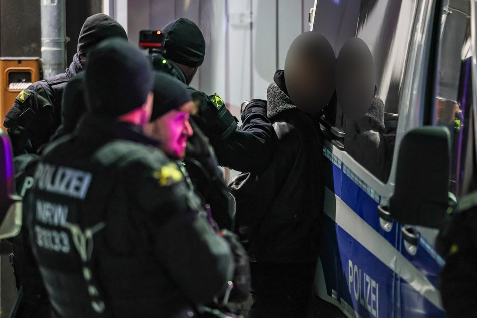 Immer wieder mussten die Beamten in der Silvesternacht Störenfriede festsetzen. Dieser Mann soll die Polizisten mit einer Glasflasche angegriffen haben.